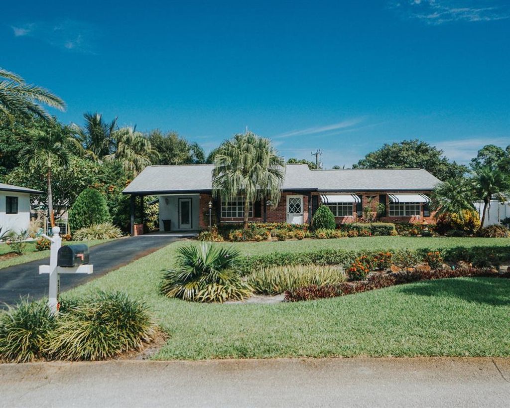 Photo of 219 W Norfolk Road, Jupiter, FL 33469 (MLS # R10838834)