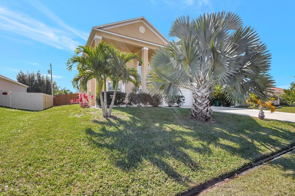 Photo of 1018 SW Eckard Avenue, Port Saint Lucie, FL 34953 (MLS # R10955129)