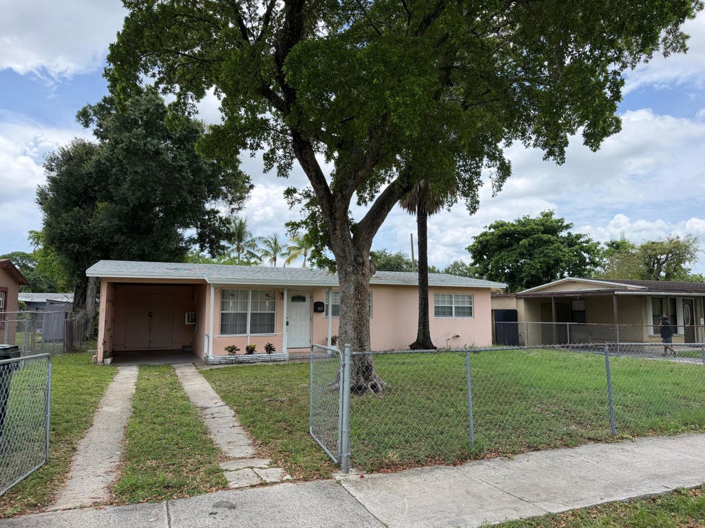 Photo of 804 SW 24th Avenue, Fort Lauderdale, FL 33312 (MLS # B26035396)