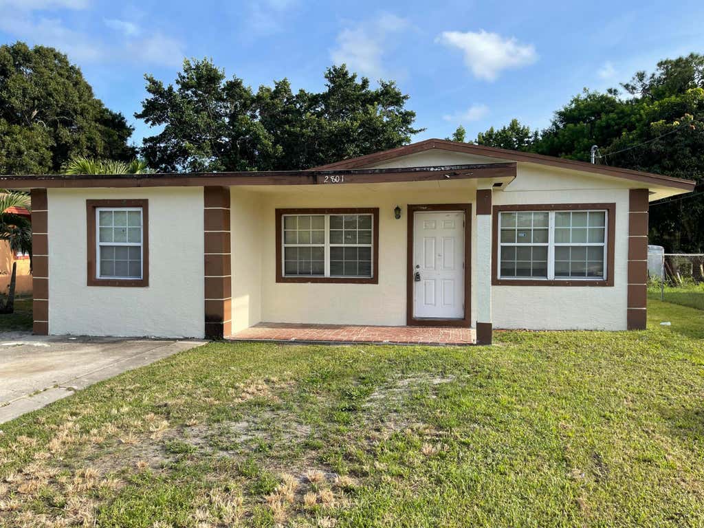 Photo of 2801 AVENUE E, Fort Pierce, FL 34947 (MLS # B26065408)