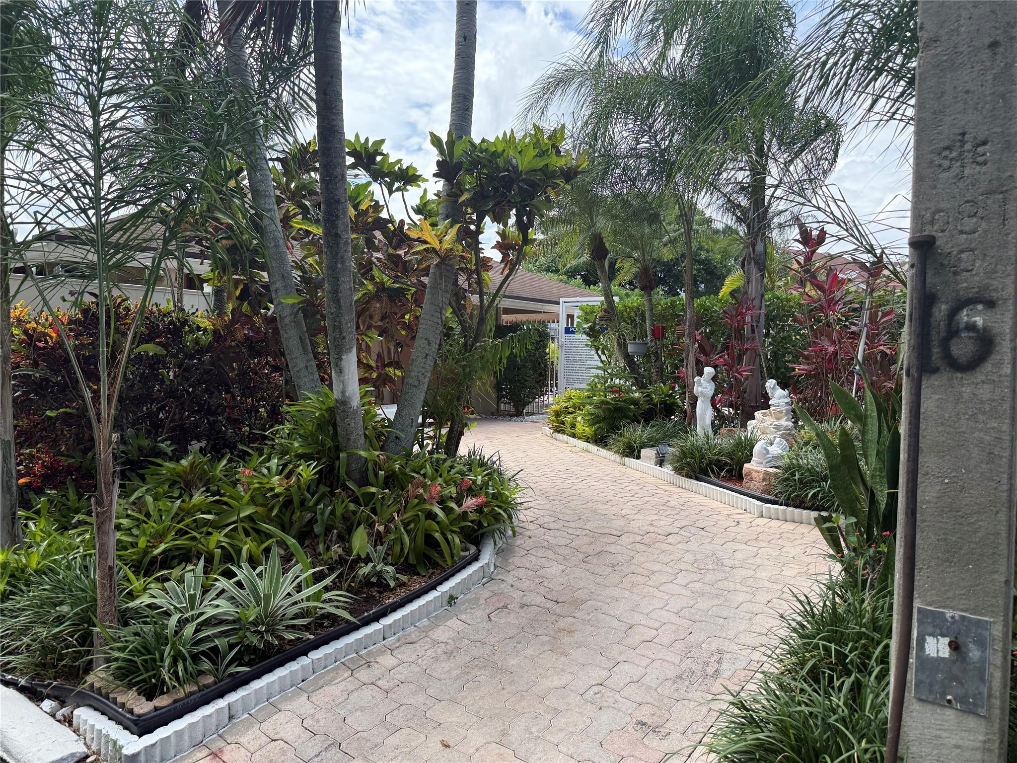 7081 Woodmont Way, Tamarac, FL, 33321/$420,000 1 7081 Woodmont Way