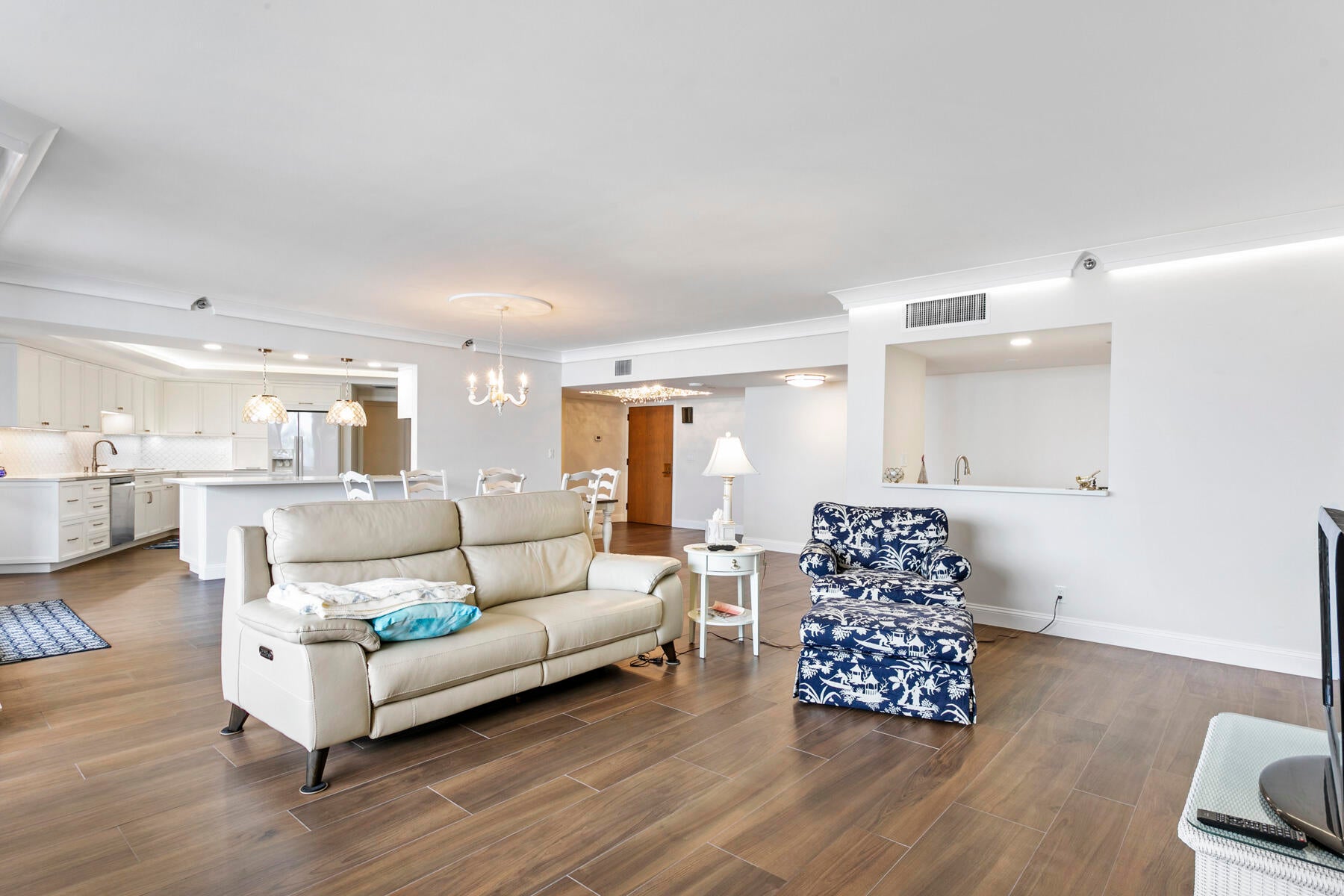 100 LAKESHORE Drive 454