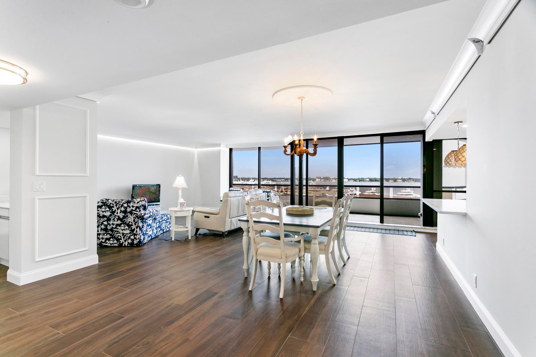100 LAKESHORE Drive 454