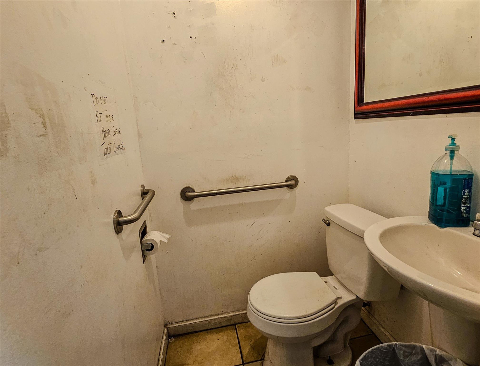 Main image without alt text