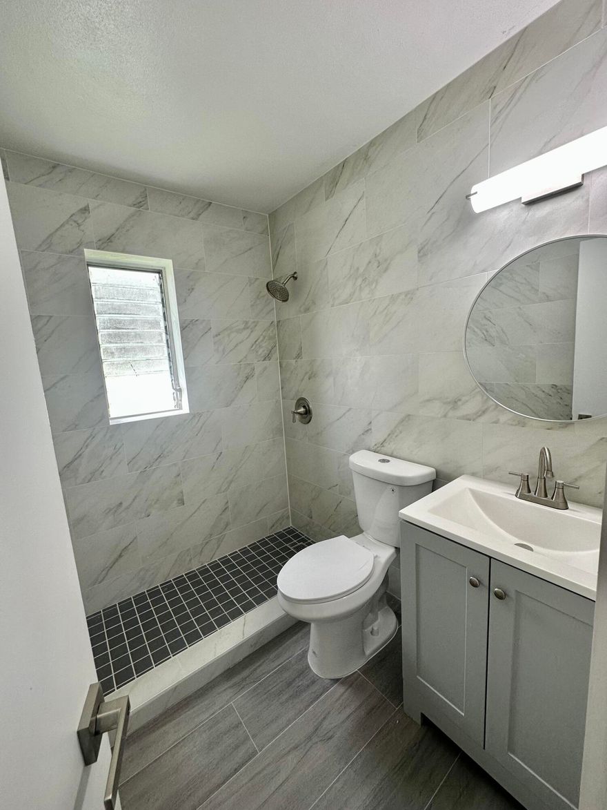 2 bedroom 1 bath unit EAST OF I95. European tile throughout the unit. Centrally located walking distance to Carter Park, 5 min drive to Flagler Village, 10 min drive to the beach, Easy access to highways,