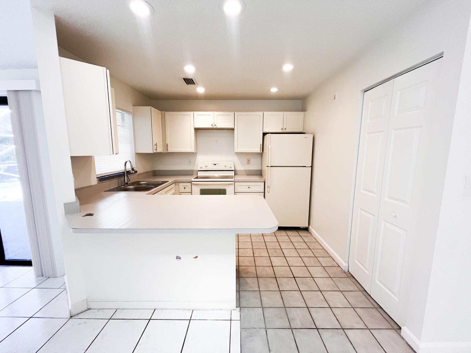 SUGAR POND MANOR OF WELLI - Residential Lease