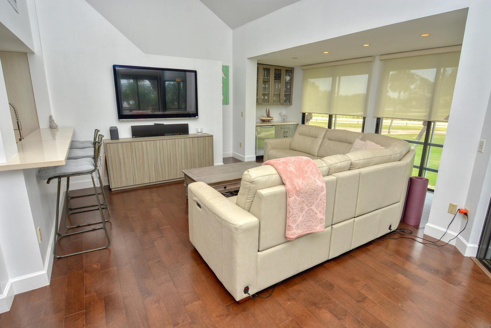 FAIRWAY VILLAS CONDO @ IR - Residential