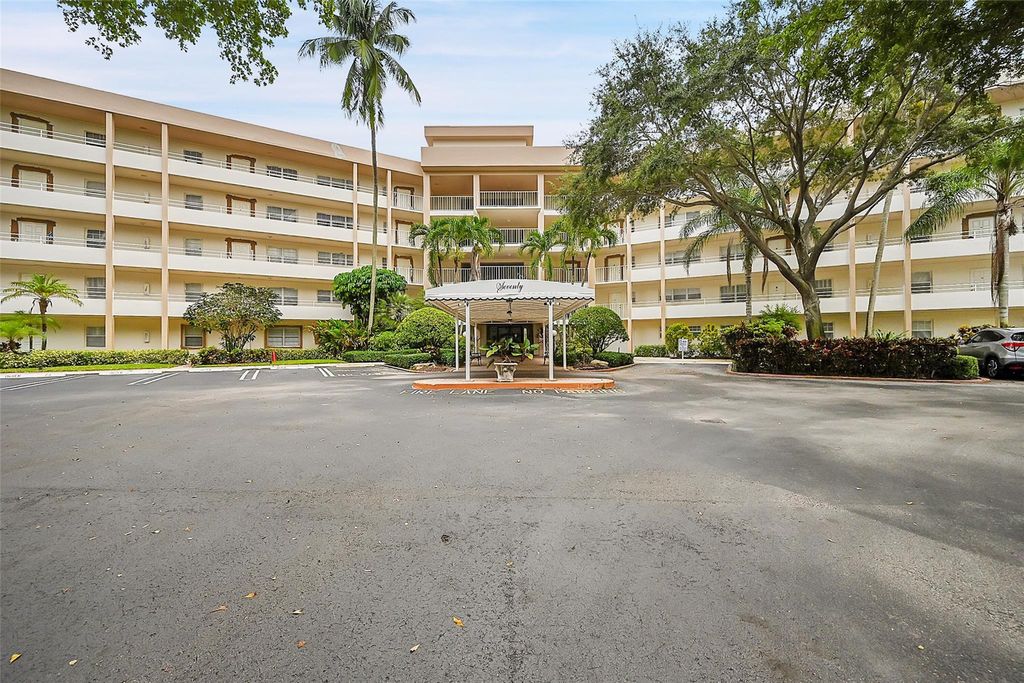 Photo of 3800 Oaks Clubhouse Drive #508, Pompano Beach, FL 33069 (MLS # F10455318)