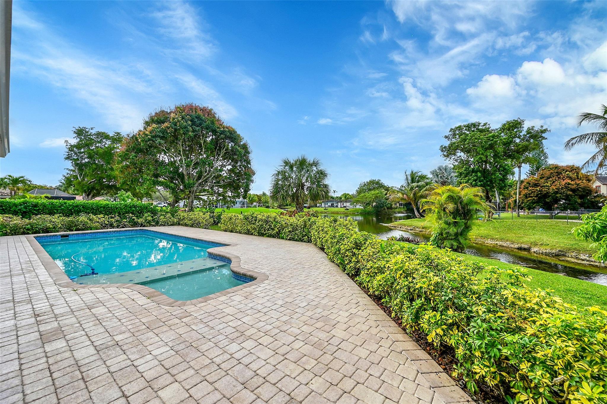 9950 NW 38th St
