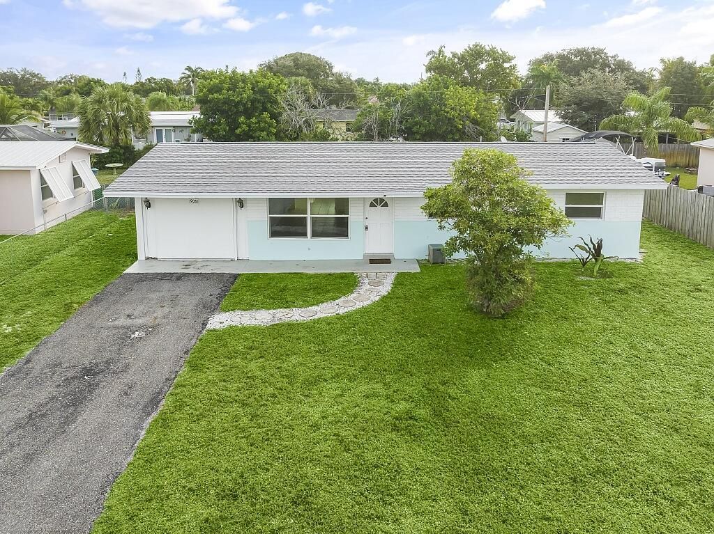 Photo of 19081 SE Barus Drive, Jupiter, FL 33469 (MLS # R10937336)