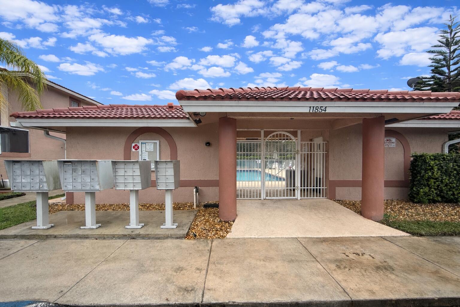 CORAL SPRINGS COUNTRY CLUB - Residential