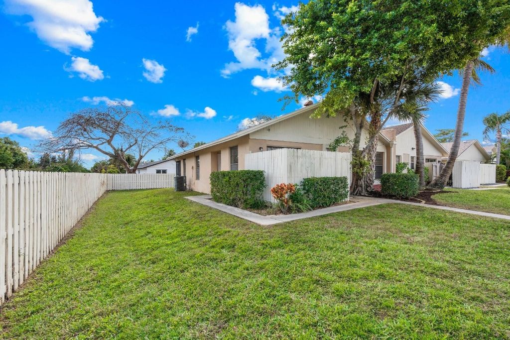 Photo of 224 SE 1st Circle #19a, Boynton Beach, FL 33435 (MLS # F10480676)
