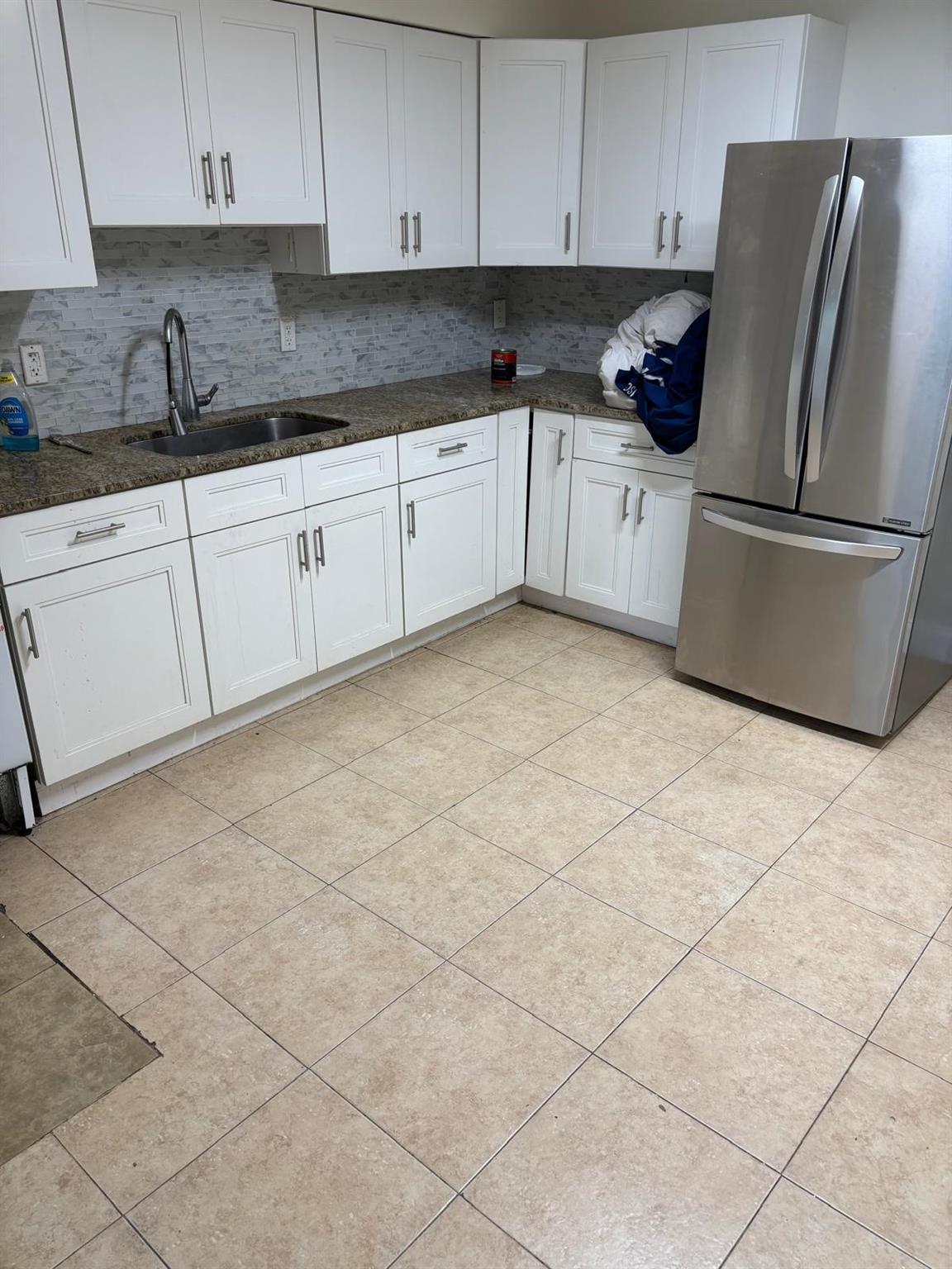 ONE BATHROOM AND TWO BEDROOMS REALDY TO MOVE IN 3 DAY TO COMPLETE THE APPLICATION AND YOU CAN BE LEAVING