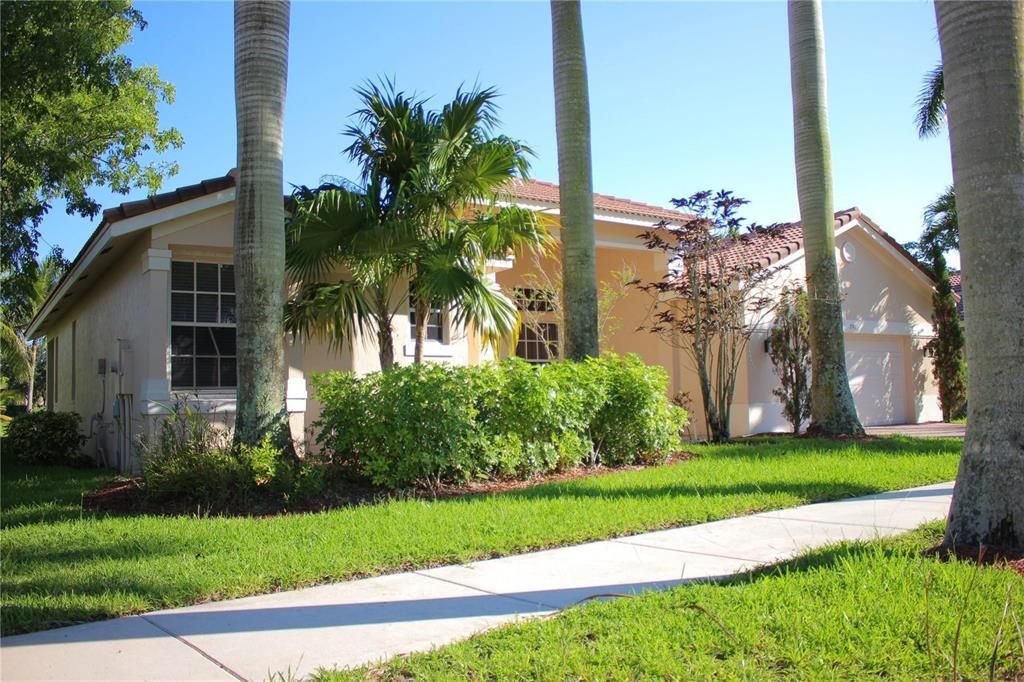 Photo of 791 Regal Cove Road, Weston, FL 33327 (MLS # B26003602)