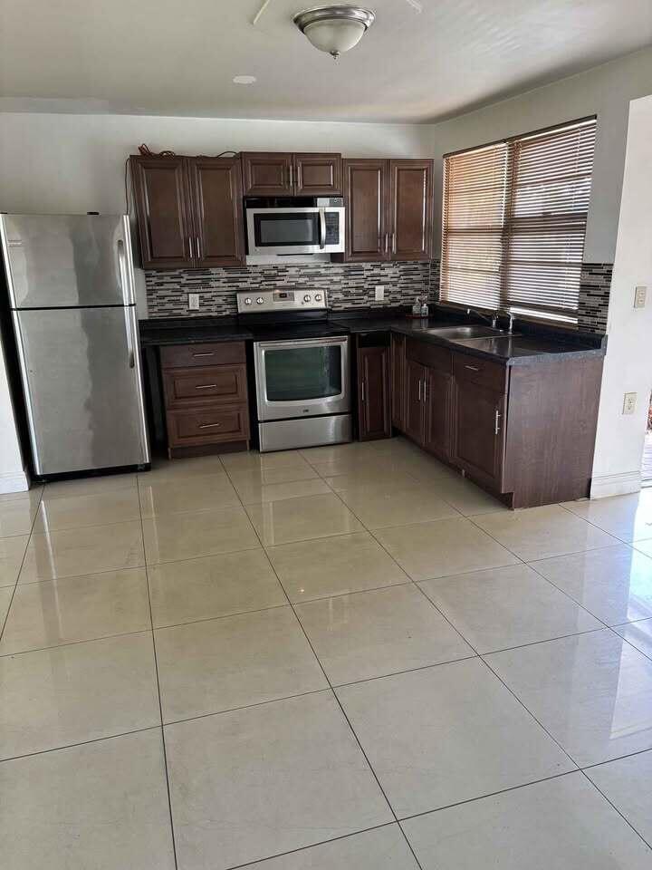 VERY NICE AND SPACIOUS ONE BEDROOM/ONE BATHROOM APARTMENT CLOSE TO DOWNTOWN LAKE WORTH AND BEACHES.RENT INCLUDES WATER AND ELECTRIC. PLEASE PROVIDE RENTSPREE CREDIT AND BACKGROUND REPORT.