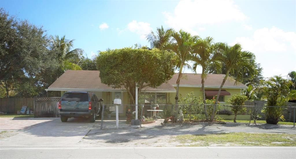 Photo of 4286 Davis Road Rd, Lake Worth Beach, FL 33461 (MLS # R10779380)