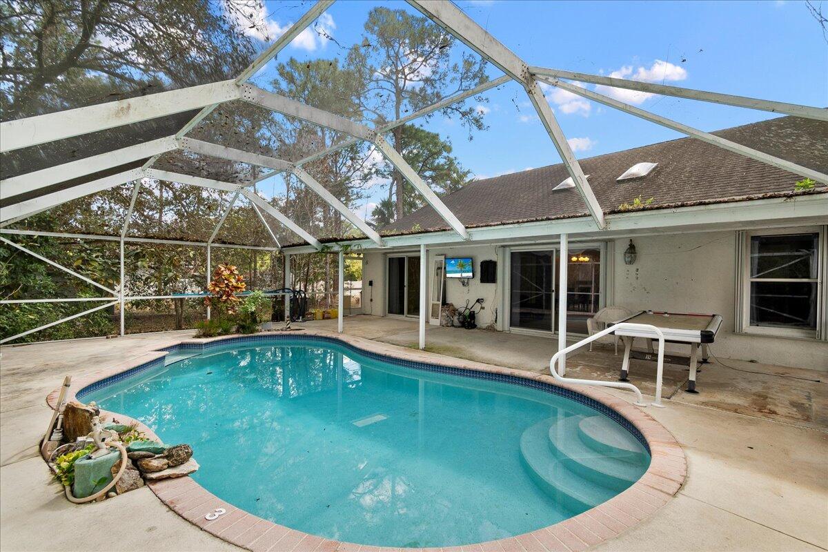 35-42-40~ W 237.49 FT OF E 3923.49 FT OF S 272.9 F - Residential