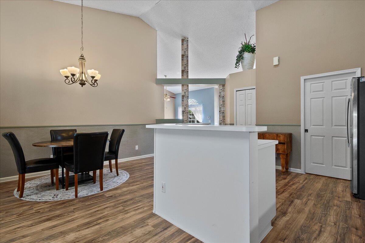 35-42-40~ W 237.49 FT OF E 3923.49 FT OF S 272.9 F - Residential