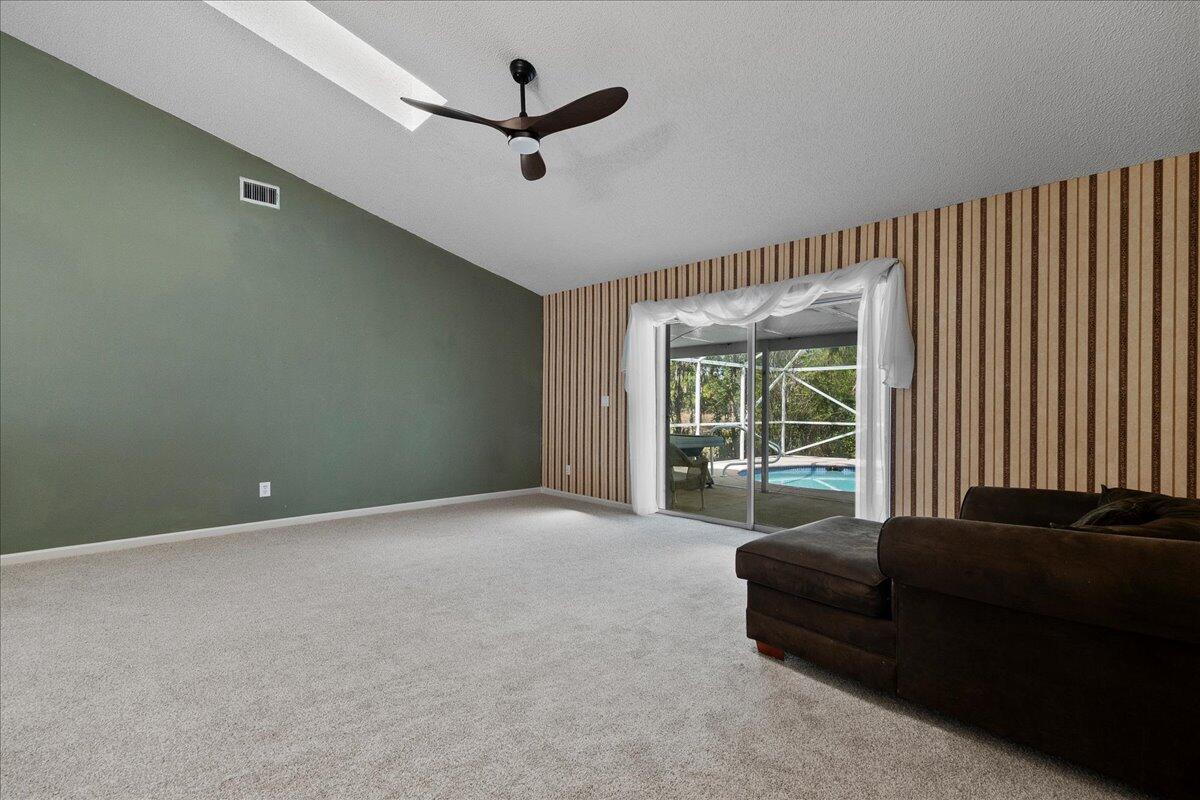 35-42-40~ W 237.49 FT OF E 3923.49 FT OF S 272.9 F - Residential