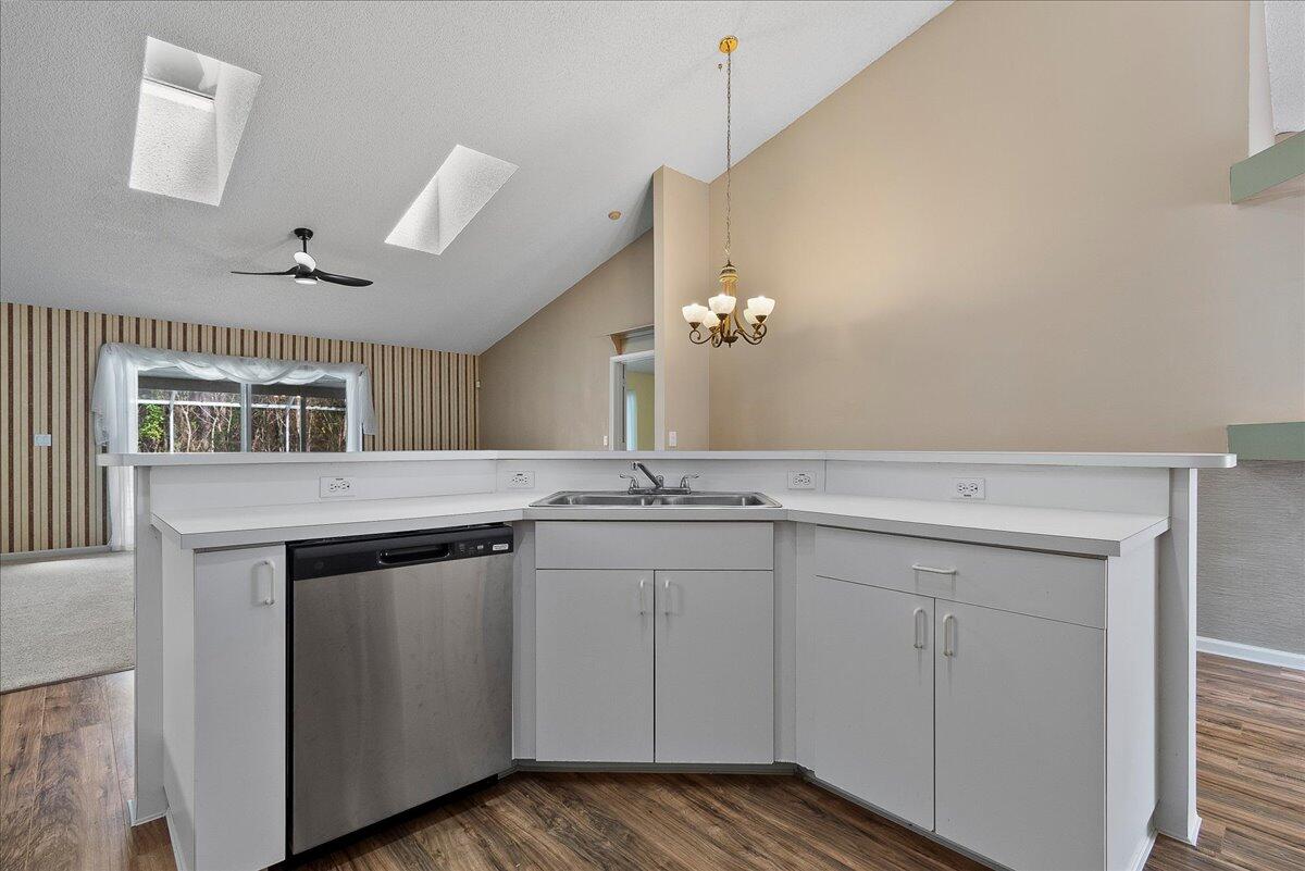 35-42-40~ W 237.49 FT OF E 3923.49 FT OF S 272.9 F - Residential