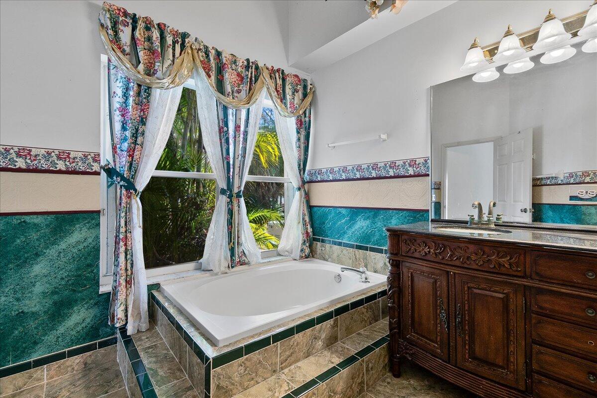 35-42-40~ W 237.49 FT OF E 3923.49 FT OF S 272.9 F - Residential