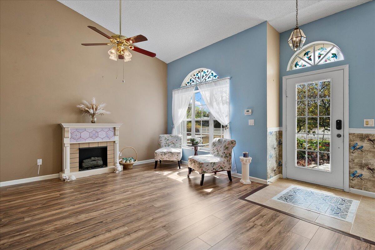 35-42-40~ W 237.49 FT OF E 3923.49 FT OF S 272.9 F - Residential