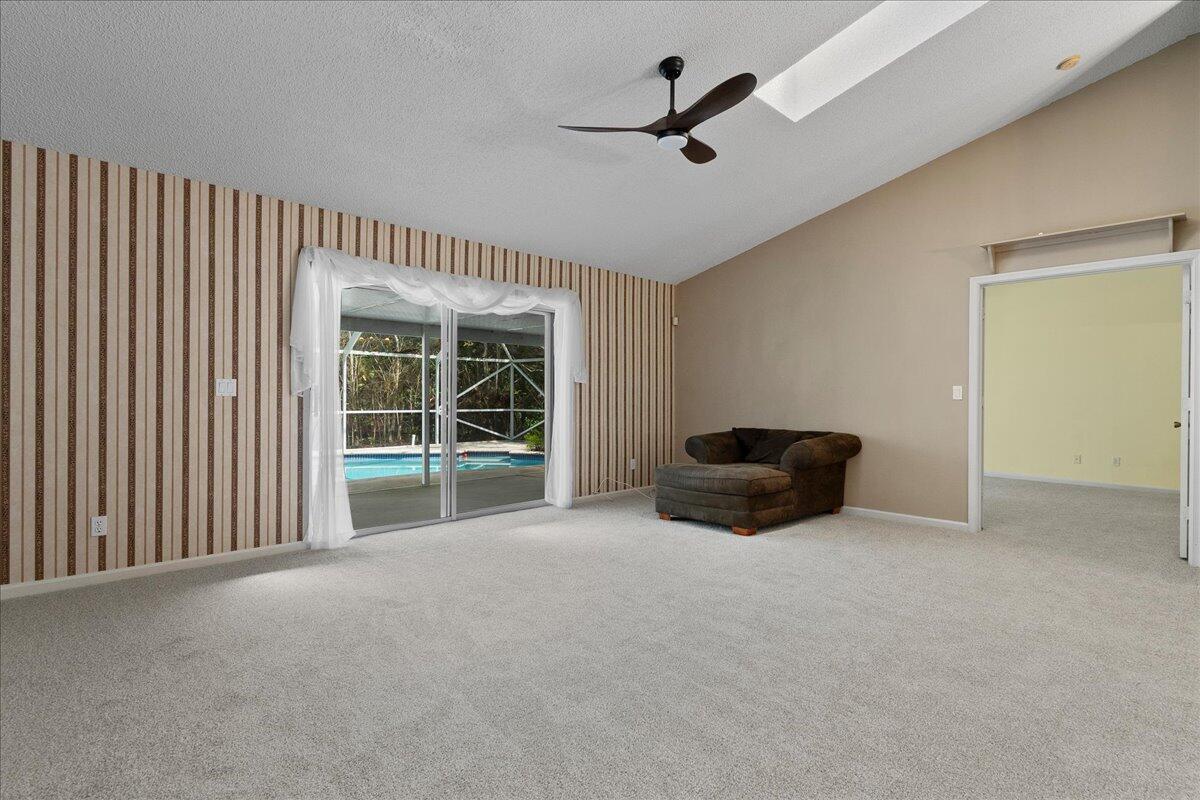 35-42-40~ W 237.49 FT OF E 3923.49 FT OF S 272.9 F - Residential