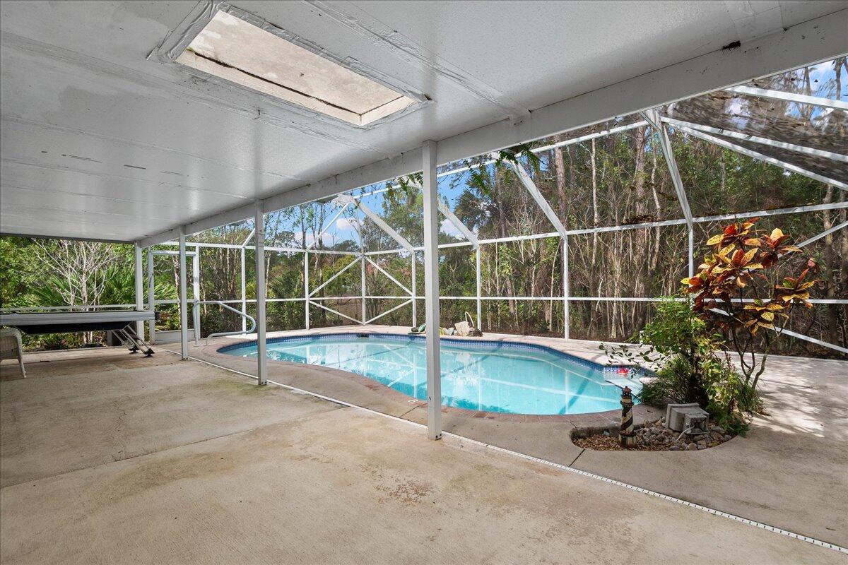 35-42-40~ W 237.49 FT OF E 3923.49 FT OF S 272.9 F - Residential