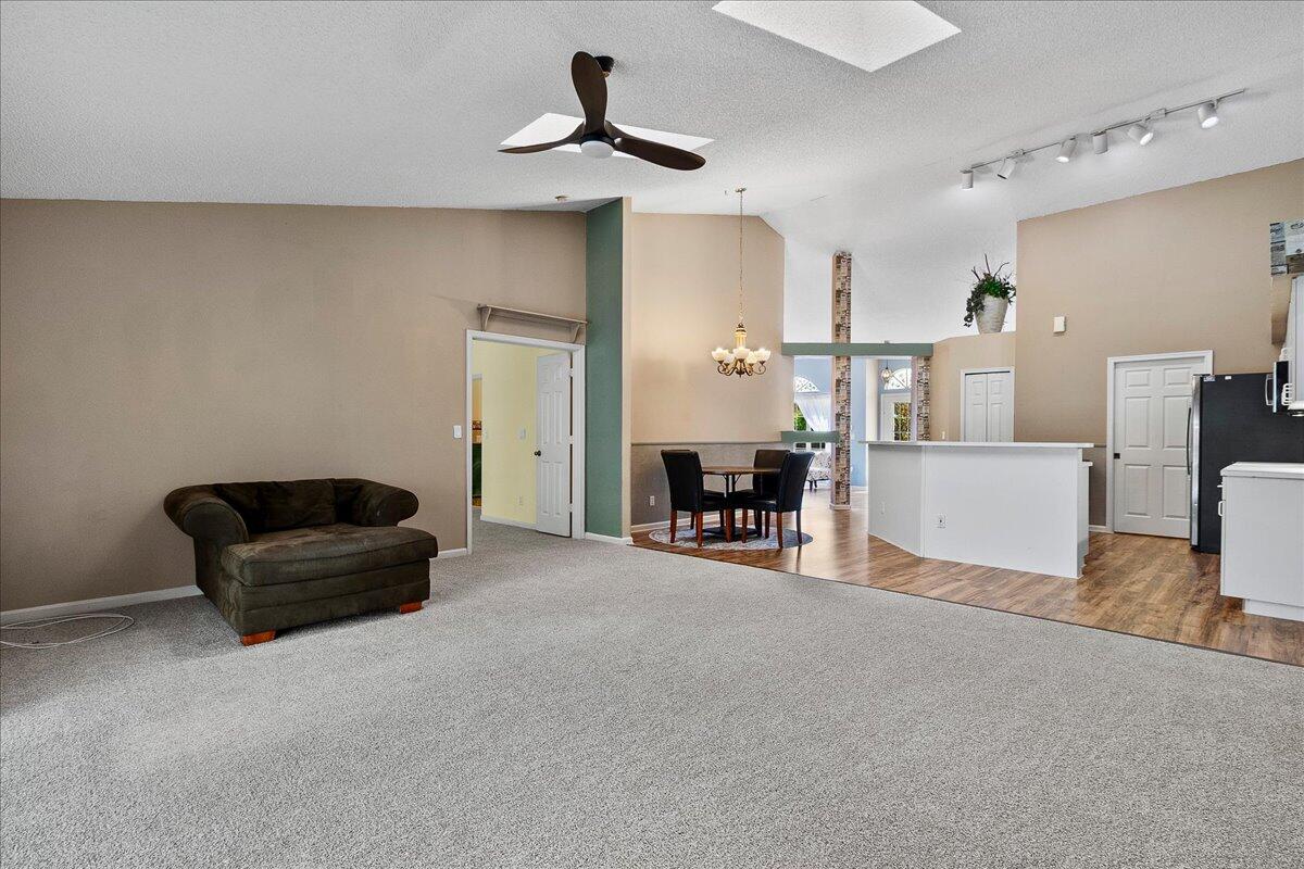 35-42-40~ W 237.49 FT OF E 3923.49 FT OF S 272.9 F - Residential