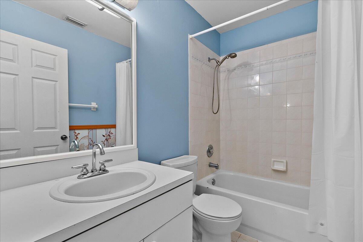 35-42-40~ W 237.49 FT OF E 3923.49 FT OF S 272.9 F - Residential