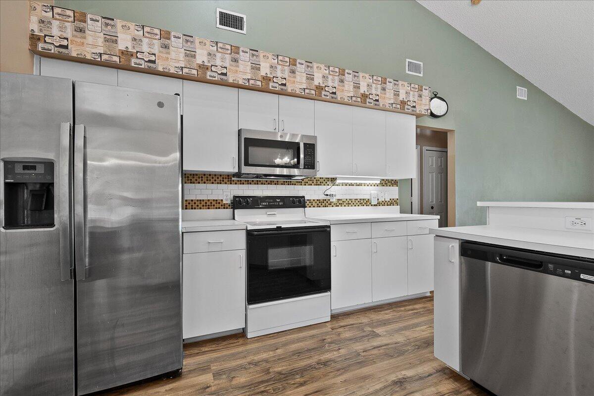 35-42-40~ W 237.49 FT OF E 3923.49 FT OF S 272.9 F - Residential