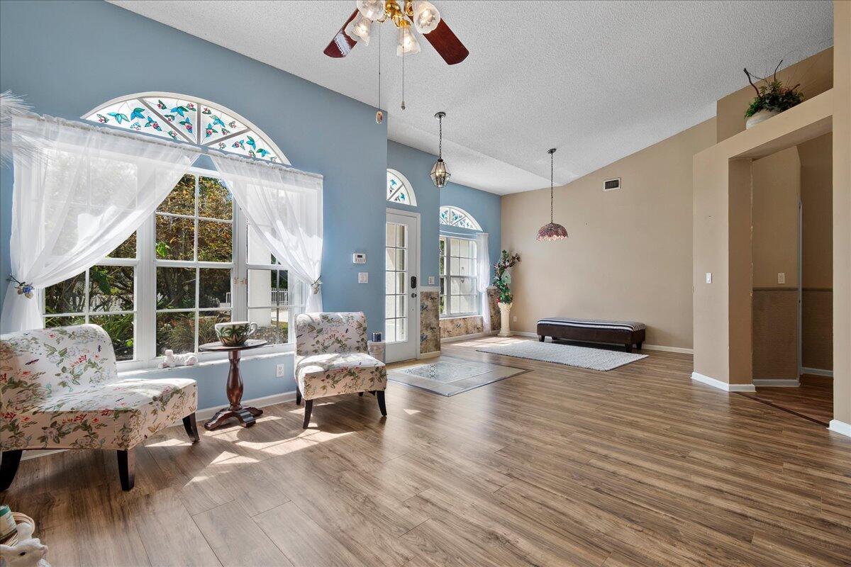 35-42-40~ W 237.49 FT OF E 3923.49 FT OF S 272.9 F - Residential