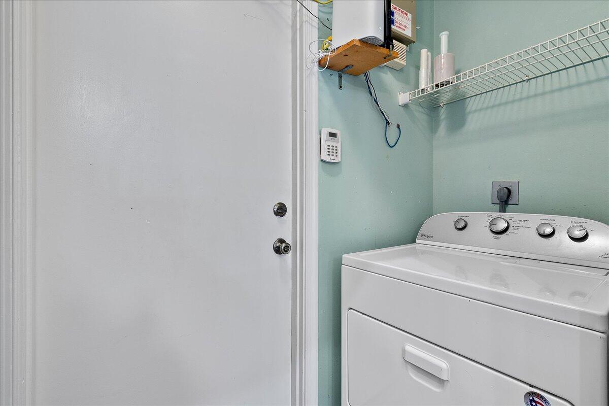 35-42-40~ W 237.49 FT OF E 3923.49 FT OF S 272.9 F - Residential