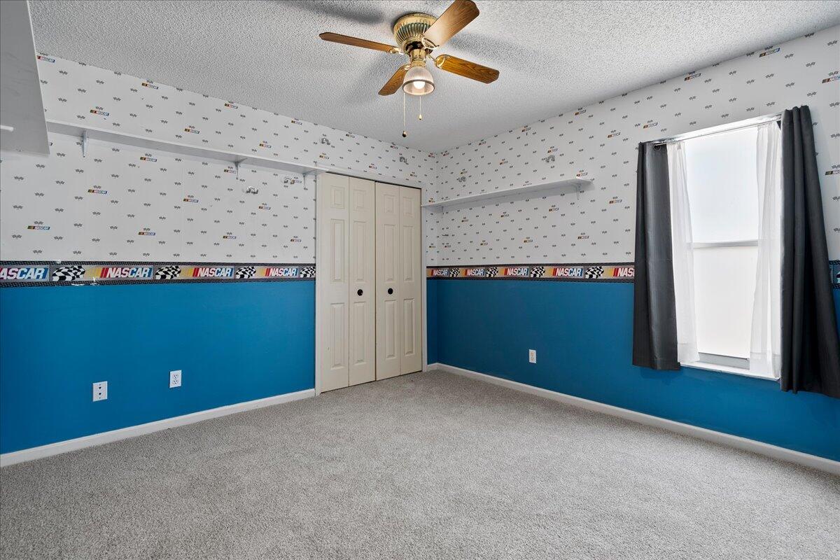 35-42-40~ W 237.49 FT OF E 3923.49 FT OF S 272.9 F - Residential