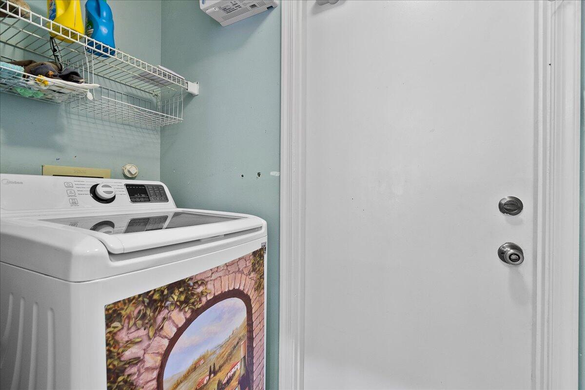 35-42-40~ W 237.49 FT OF E 3923.49 FT OF S 272.9 F - Residential