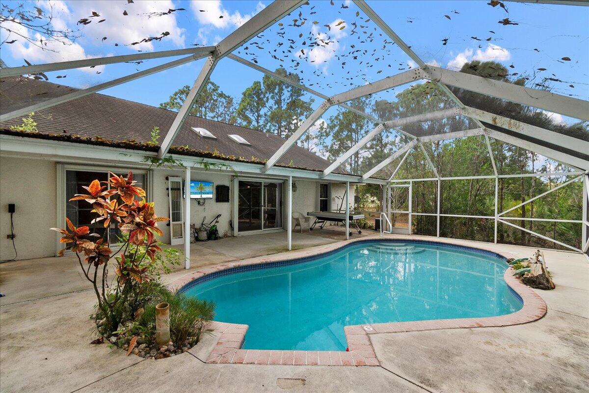 35-42-40~ W 237.49 FT OF E 3923.49 FT OF S 272.9 F - Residential