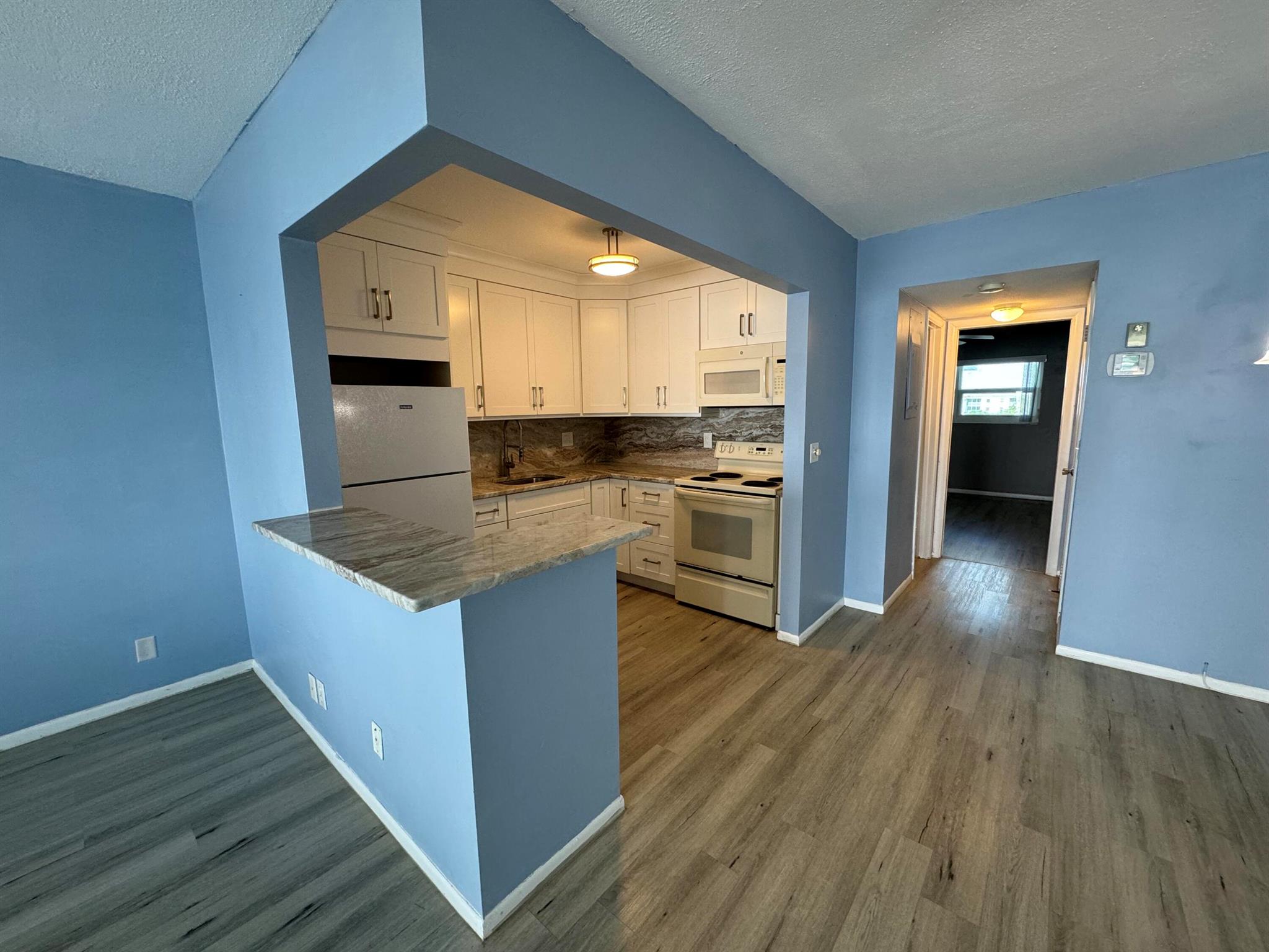 SHORE CLUB APTS A INC - Residential Lease