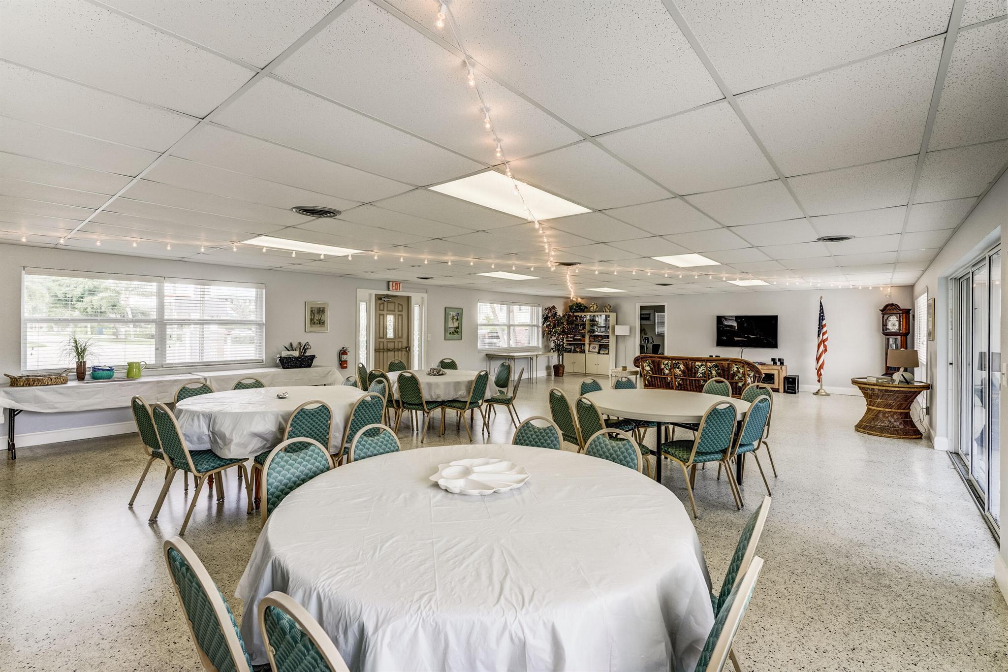 SHORE CLUB APTS A INC - Residential Lease