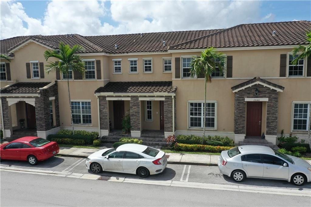 A luxurious 3 bedroom and 2.5 bathroom townhouse with brand new Kitchen appliances in Kendall Square! This community has one of the best Club House's in the area with a beautiful pool! The neighborhood has a brand new K-8 center for small children. Get it while it lasts!