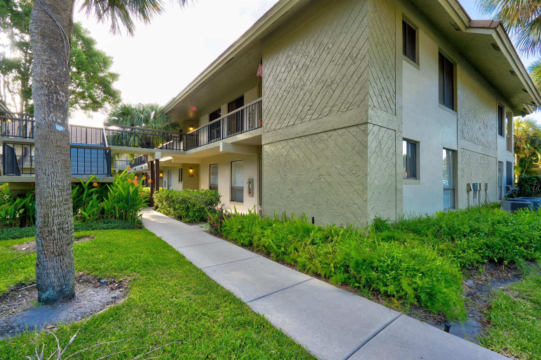 BANYAN COURTS CONDO - Residential Lease