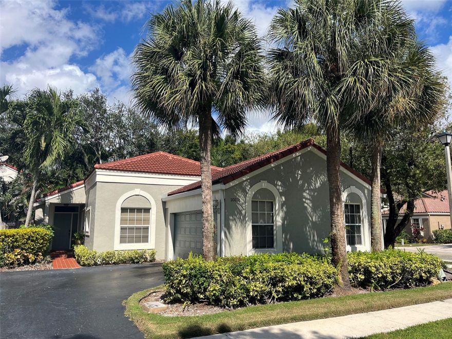 BEAUTIFUL HOME IN VERY DESIREABLE BRIDGEWATER SUBDIVISION IN PLANTATION. SPACIOUS, OPEN FLOOR PLAN WITH VAULTED CEILINGS. DINING ROOM AND EAT IN KITCHEN. INSIDE LAUNDRY AREA WITH NEWER WASHER & DRYER. TWO CAR GARAGE. CORNER LOT AND A SHORT WALK TO THE COMMUNITY POOL AND PARK. CLOSE TO SHOPPING. MAKE AN OFFER AND MAKE THIS HOME YOUR OWN.