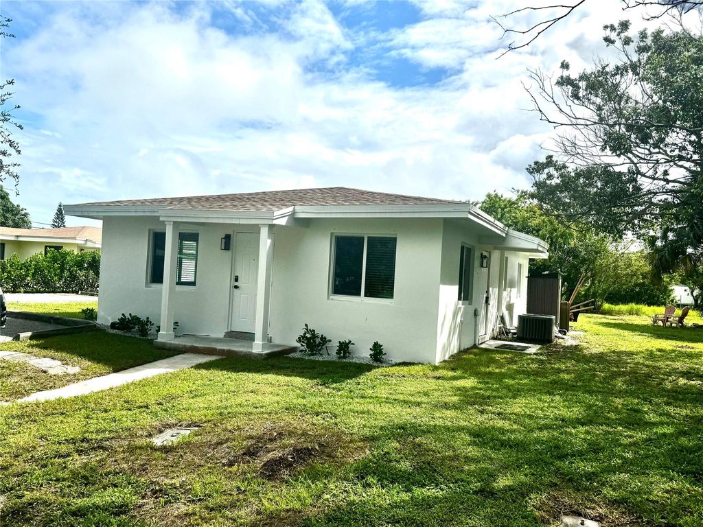 Photo of 2001 NE 3rd Avenue, Delray Beach, FL 33444 (MLS # F10530094)