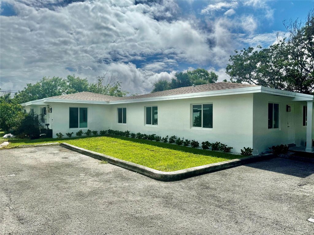 Photo of 2001 NE 3rd Avenue, Delray Beach, FL 33444 (MLS # F10530094)