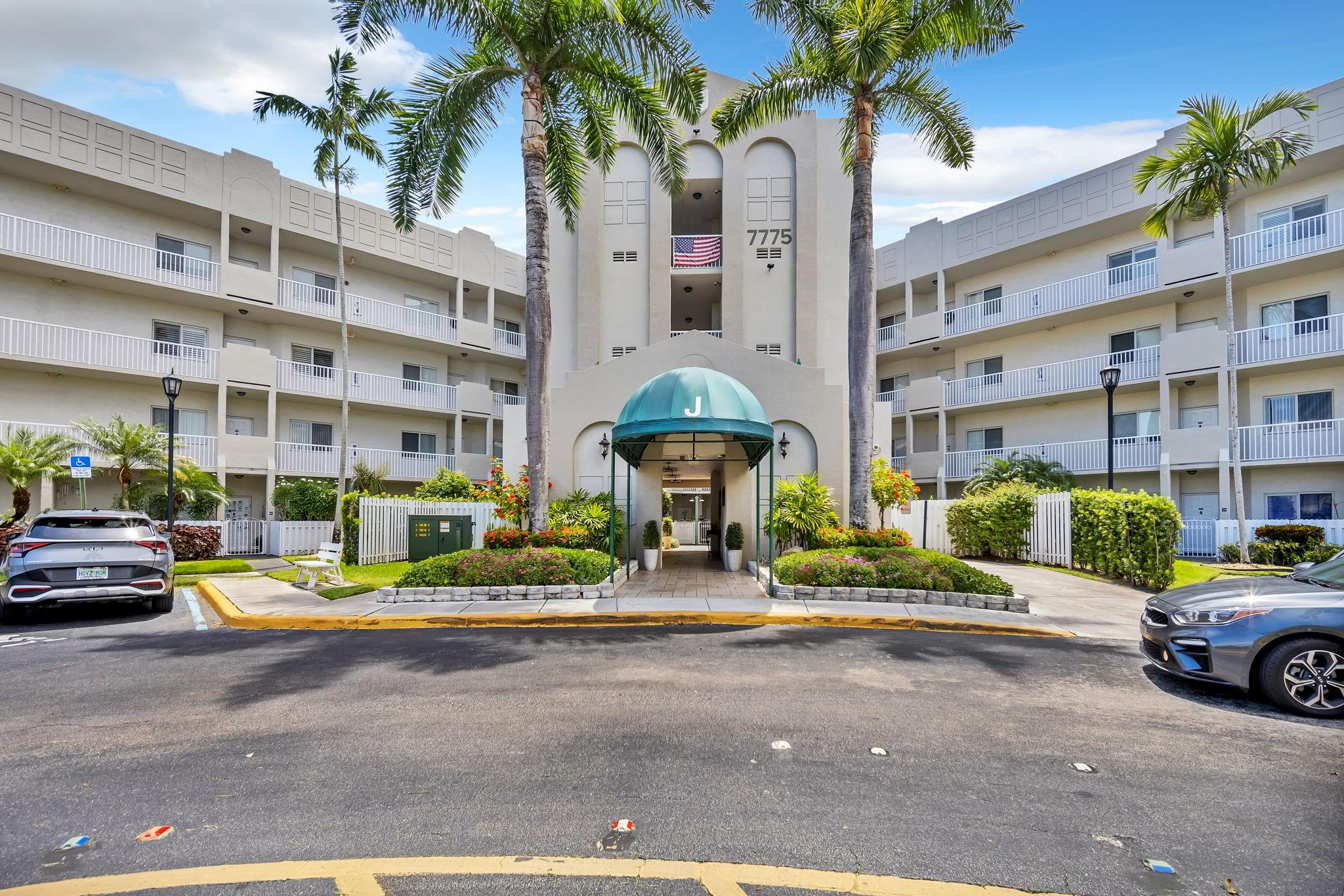 Spacious and beautifully updated 2-bedroom, 2-bath condo in the sought-after Southampton at Kings Point, a premier 55+ community. Features include hurricane-impact windows, a modern kitchen with shaker cabinets, granite countertops, newer appliances, and a convenient breakfast bar. Washer and dryer in the unit. Beautiful new flooring and a screened-in patio enhance the space. Enjoy resort-style living with 24-hour manned gate security, free shuttle transportation, state-of-the-art amenities, an on-site theater, five sparkling pools, pickleball courts, over 60 active clubs, and a free bus shuttle service, along with a full calendar of social events. Furniture is negotiable. Motivated seller – don't miss this opportunity!
