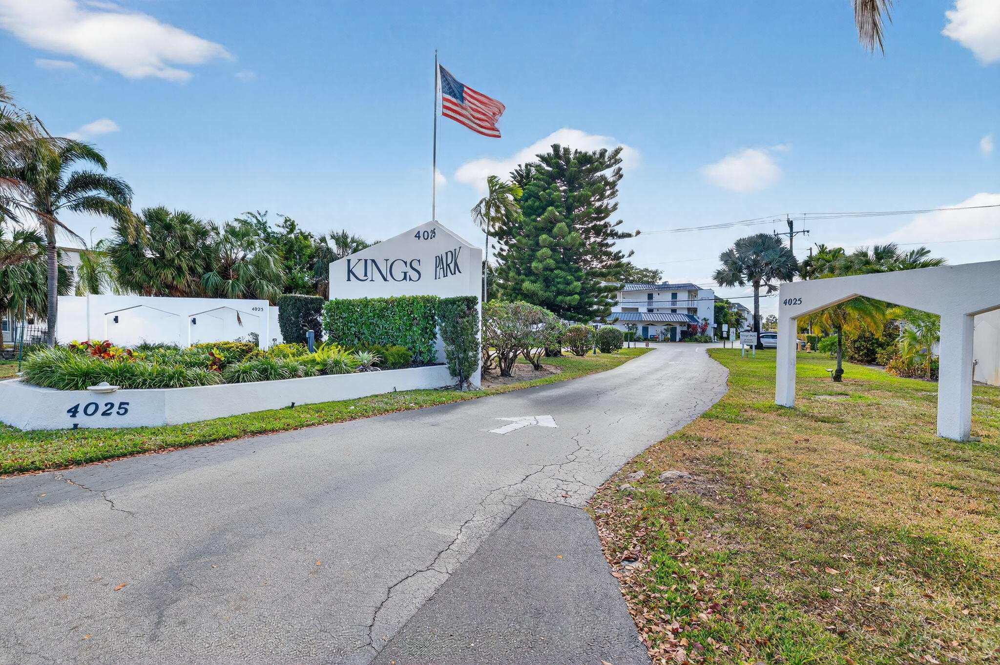 KINGS PARK GARDEN APTS CONDO - Residential