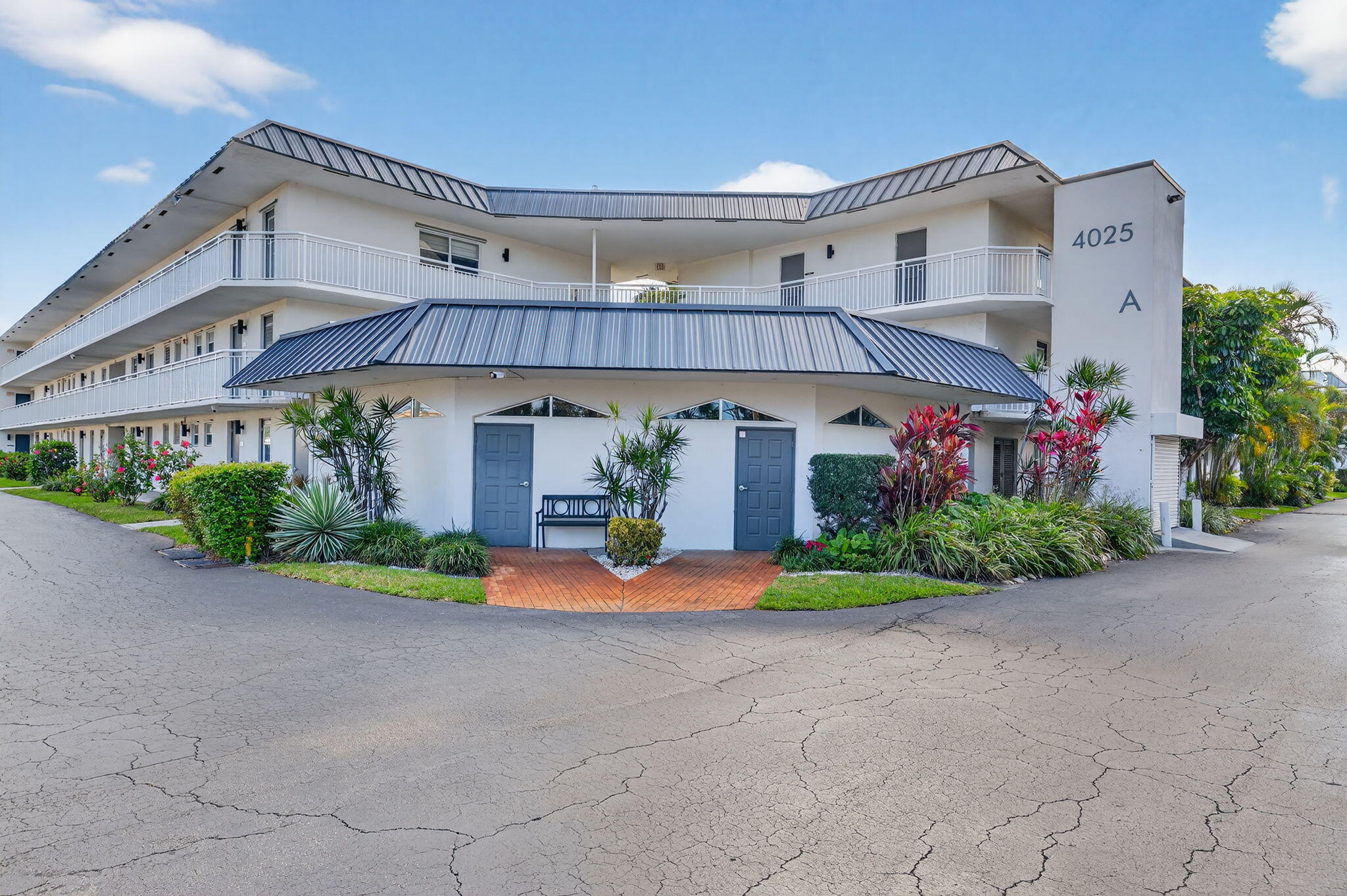 KINGS PARK GARDEN APTS CONDO - Residential