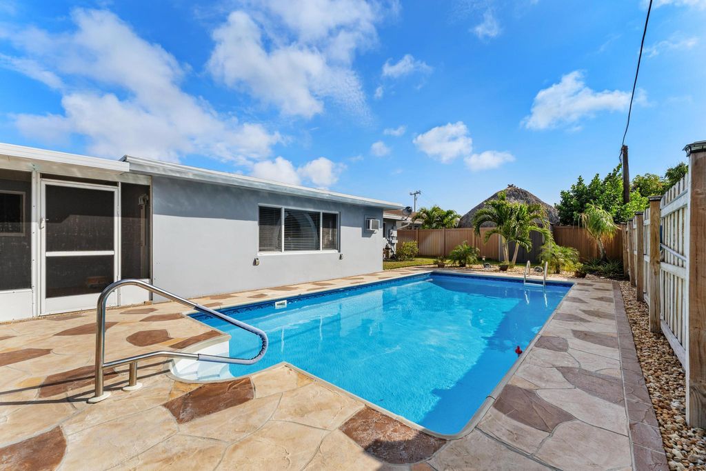 Photo of 1042 SW 23rd Avenue, Boynton Beach, FL 33426 (MLS # R11165734)