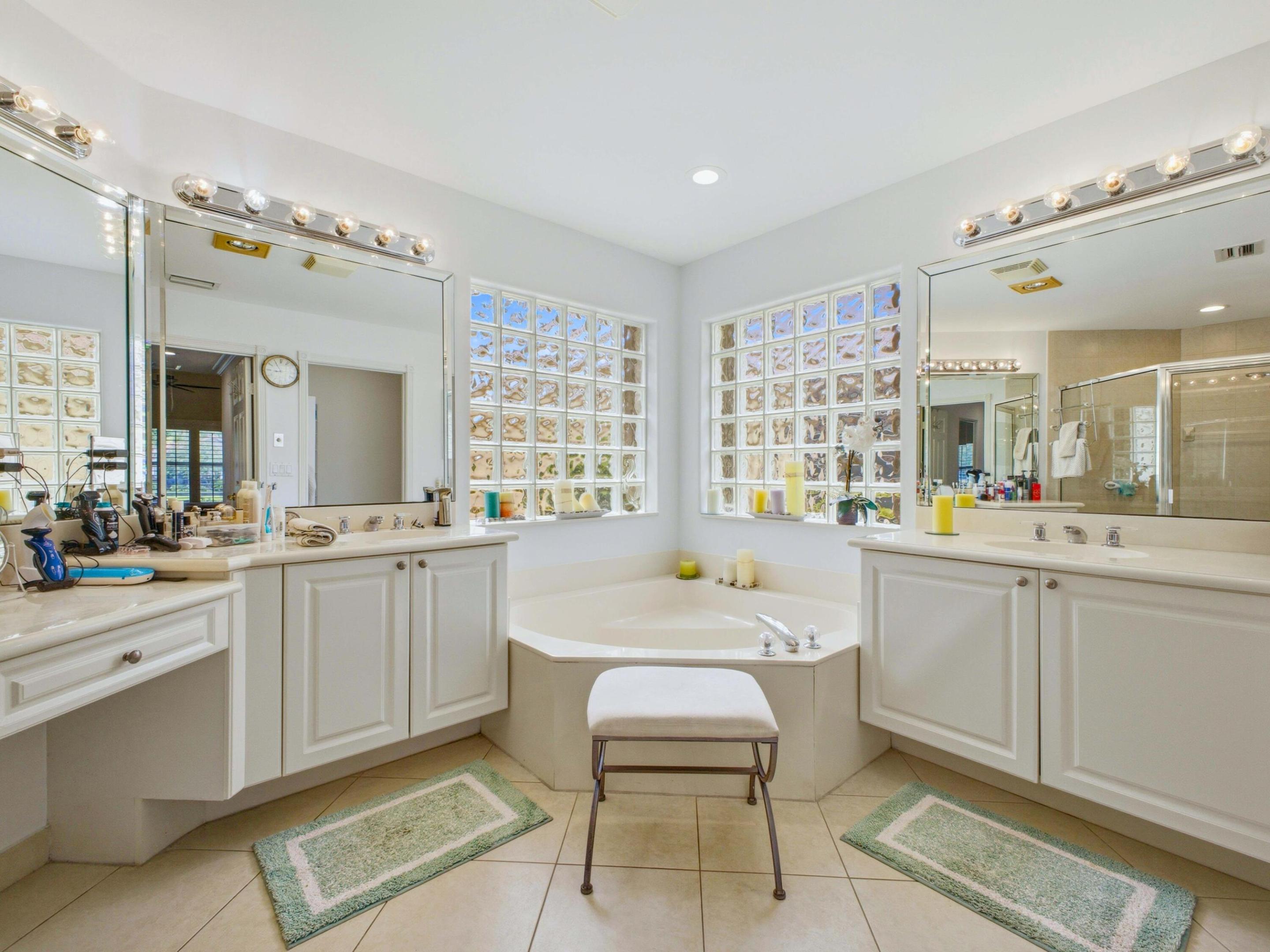 VALENCIA FALLS 4 - Residential