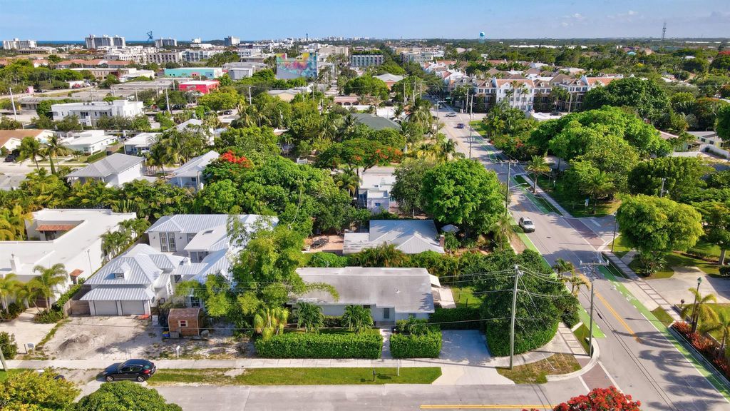 Photo of 200 NE 5th Court, Delray Beach, FL 33444 (MLS # R10902042)