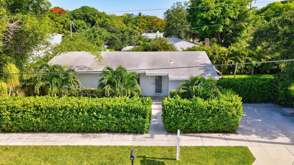 Photo of 200 NE 5th Court, Delray Beach, FL 33444 (MLS # R10902042)